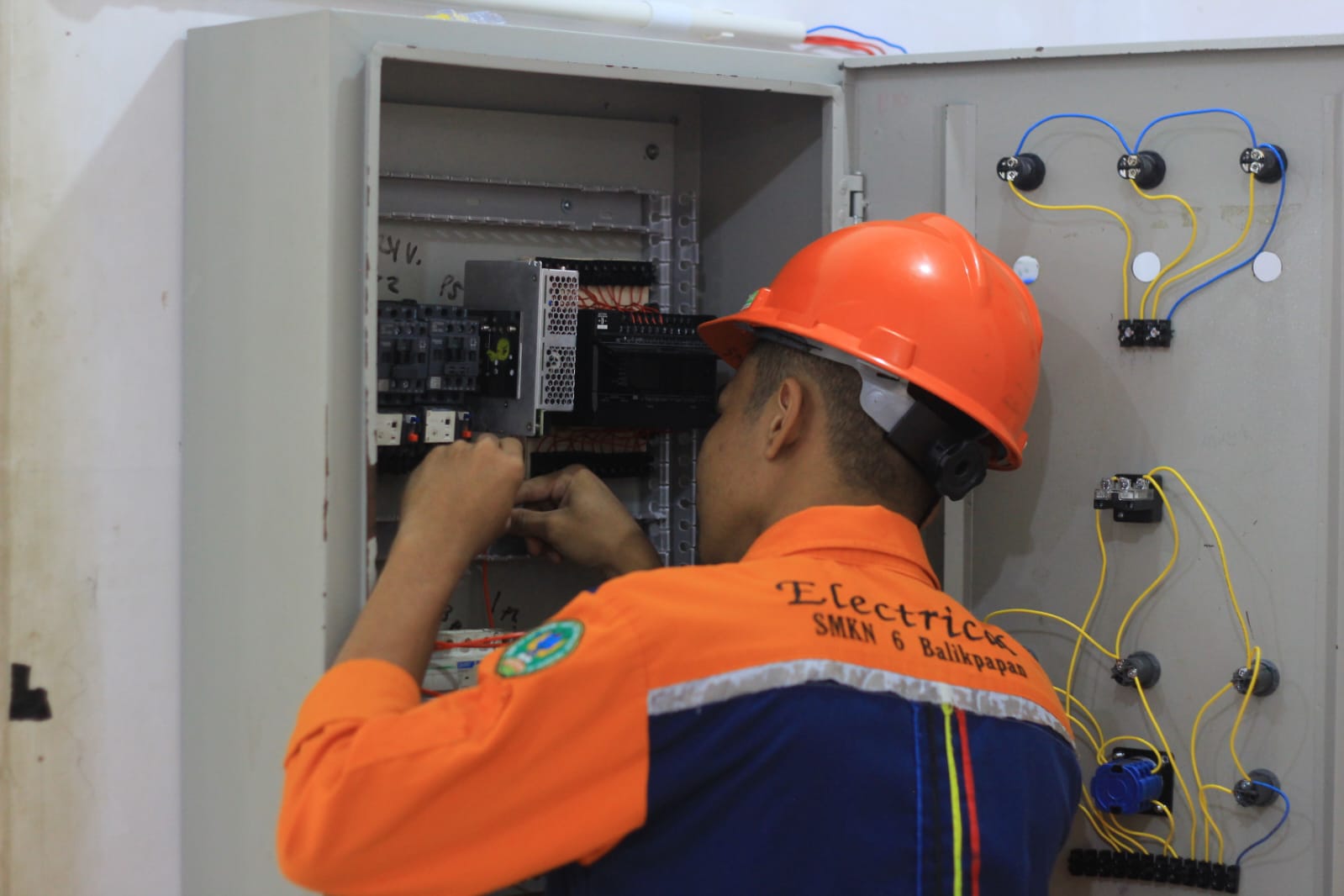 Siswa TITL sedang praktek
