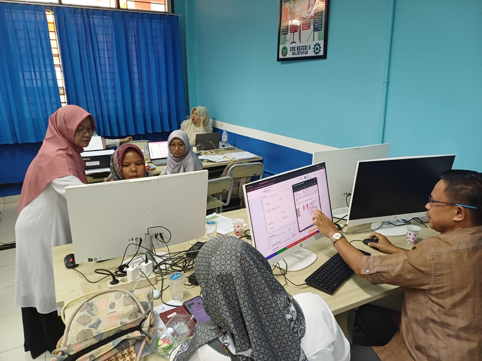 Detik-Detik Menegangkan di Ruang Operator SPMB: Kopi Mulai Habis, Monitor Mulai Mengajak Bicara
