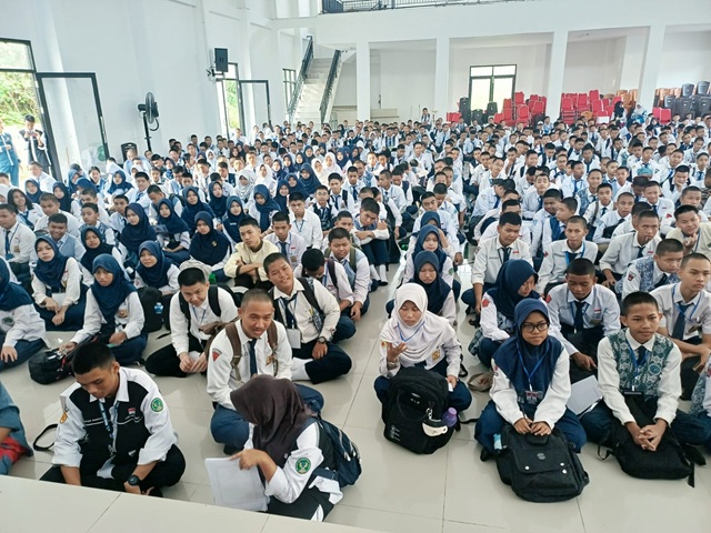 MPLS Hari Kedua SMKN 6 Balikpapan: Dari Ajang Kenalan ke Kepala Sekolah Sampai Berburu Follower Instagram di Aula Mahligai Nusantara