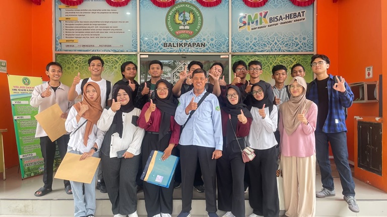 Momen Ambil Ijazah di SMKN 6 Balikpapan: Tanpa Belepotan Tinta Hitam, Diakhiri Selfie Haru Bareng Wali Kelas