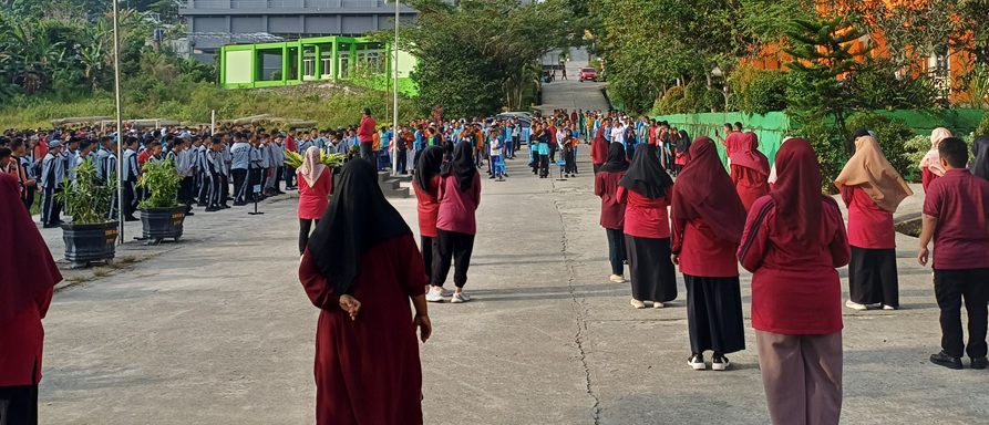 Senam Jumat Pagi SMKN 6 Balikpapan: Dipimpin Siswi Cantik Nan Ayu, Dari "Anak Indonesia Hebat" Sampai Poco-Poco Bikin Pinggul Guru Pasrah