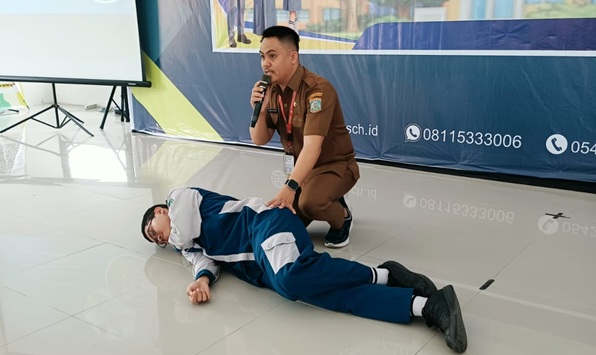 Dari Siswa Tersengat Listrik Hingga Mitos Kesurupan: SMKN 6 Balikpapan Gelar Pelatihan P3K & Kesadaran UKS bagi Guru dan Karyawan